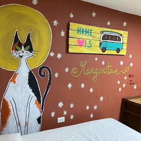 The Pelican Larry Hostel Кали Екстериор снимка