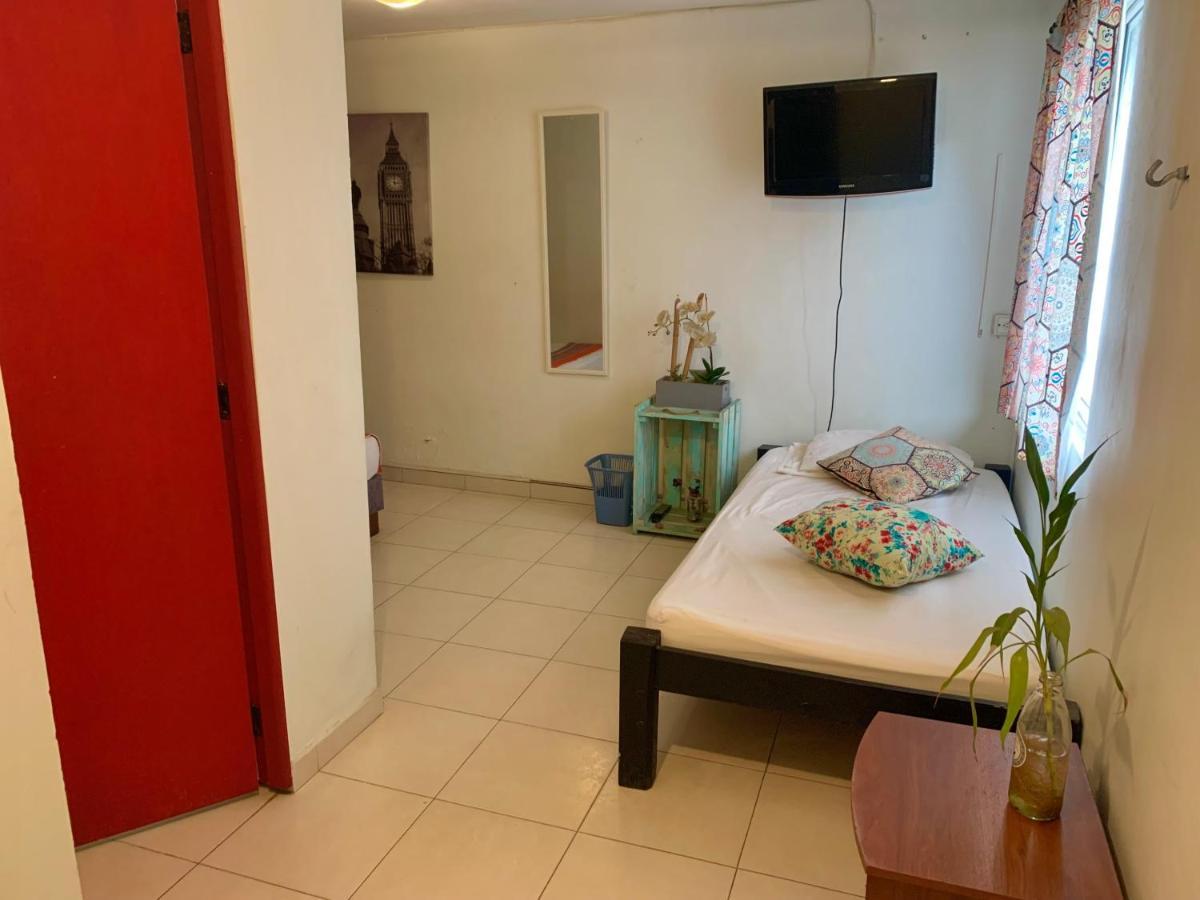 The Pelican Larry Hostel Кали Екстериор снимка