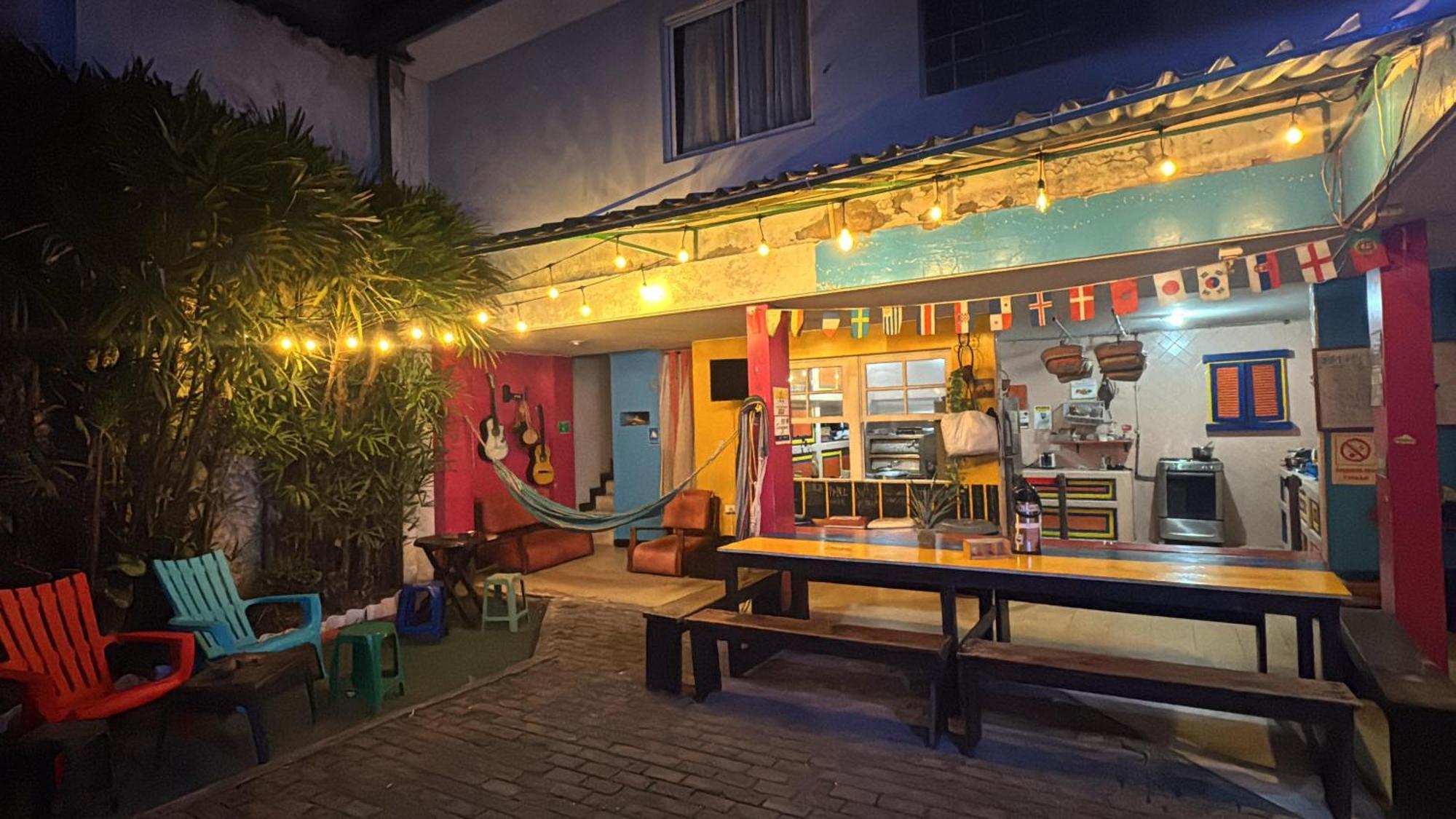 The Pelican Larry Hostel Кали Екстериор снимка