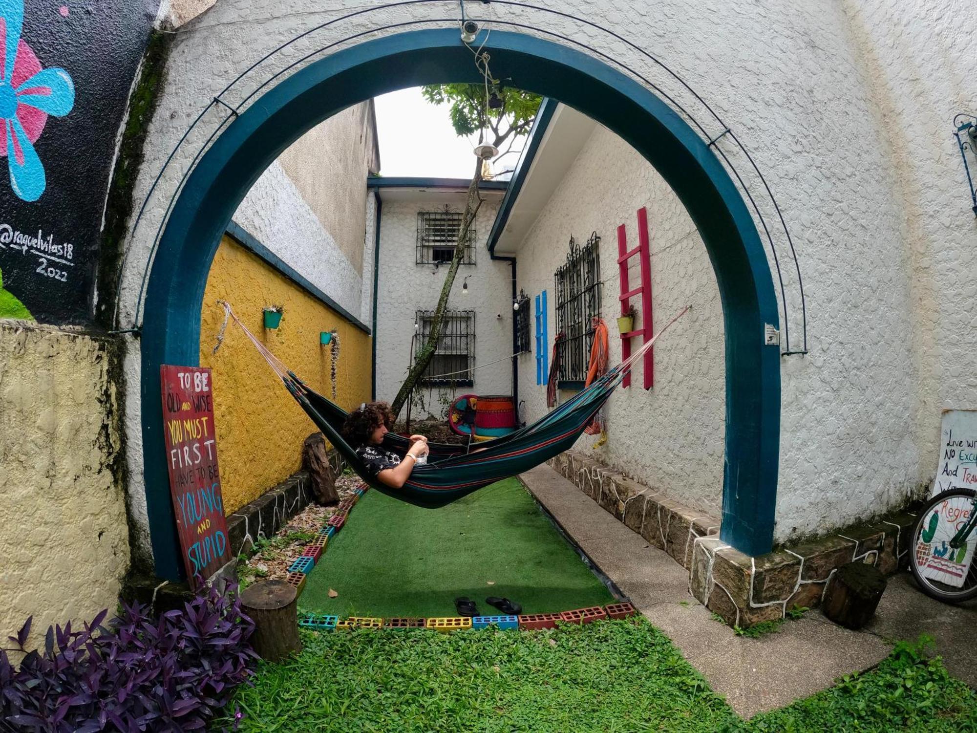 The Pelican Larry Hostel Кали Екстериор снимка