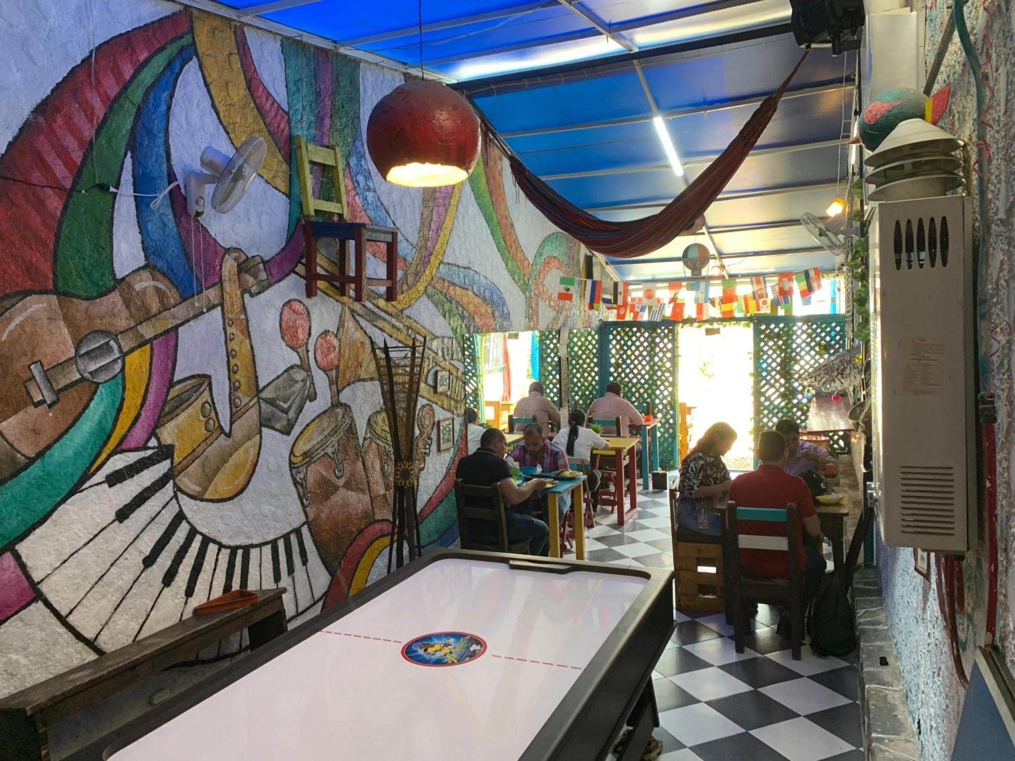 The Pelican Larry Hostel Кали Екстериор снимка