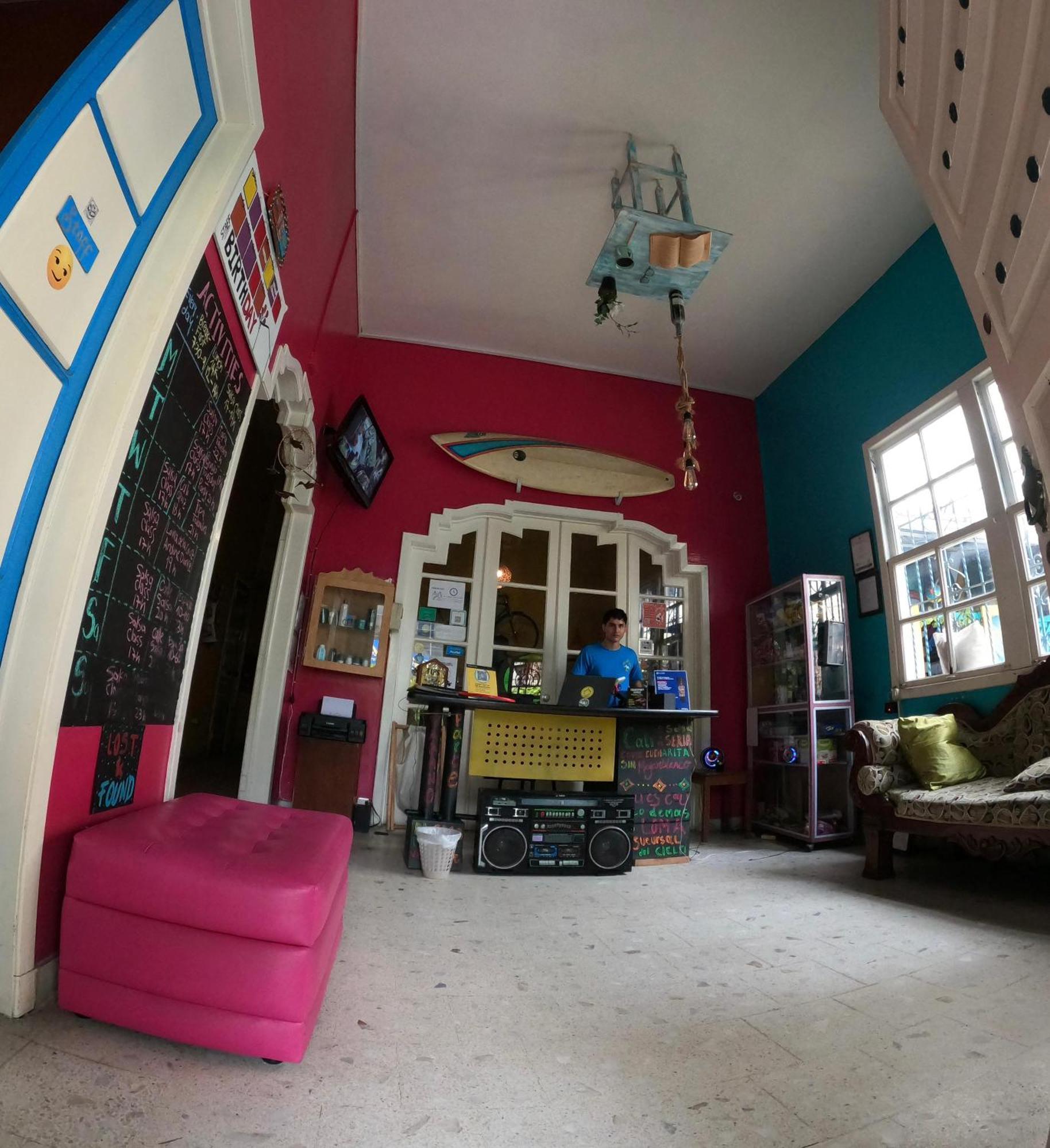 The Pelican Larry Hostel Кали Екстериор снимка