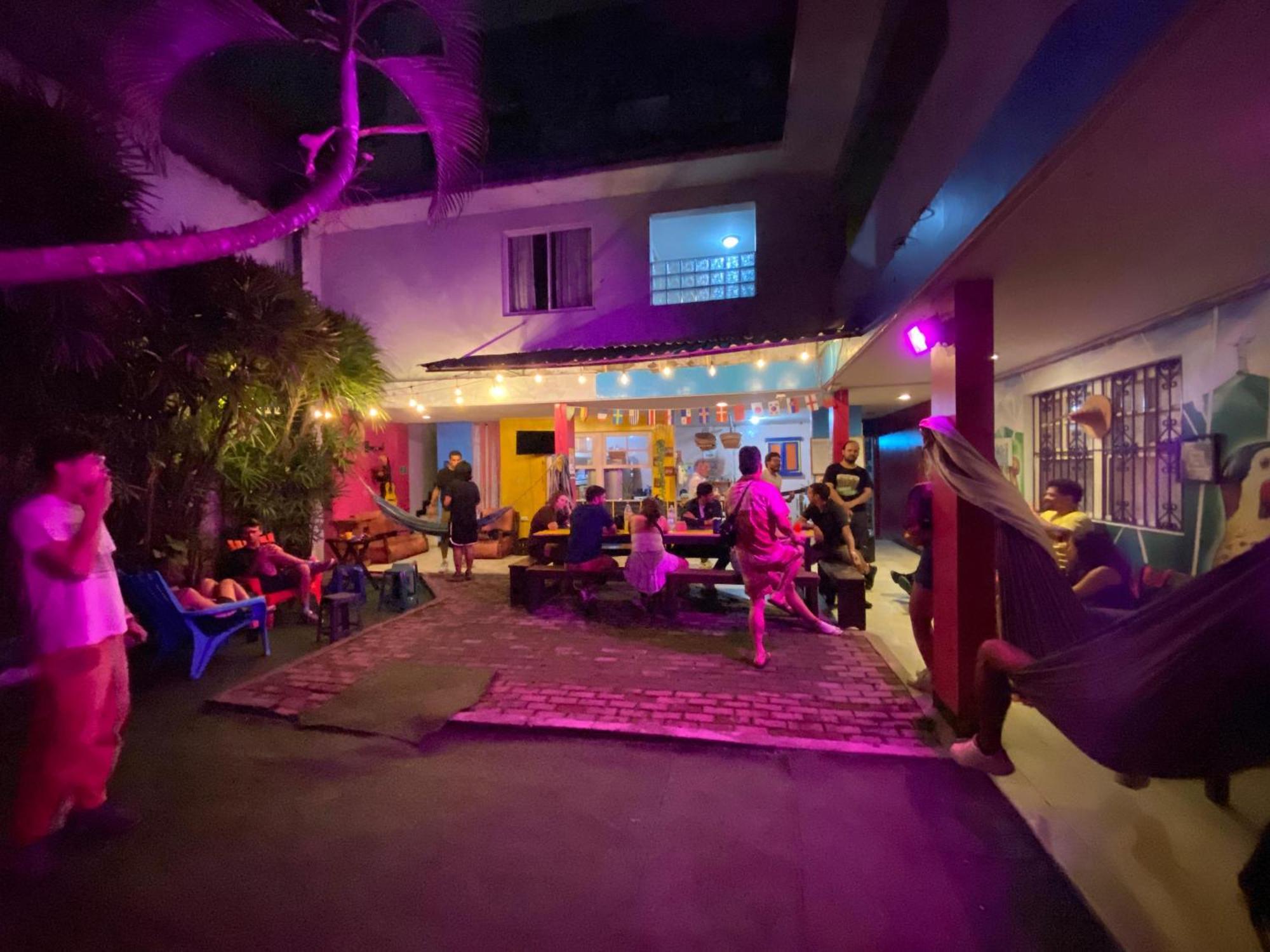 The Pelican Larry Hostel Кали Екстериор снимка