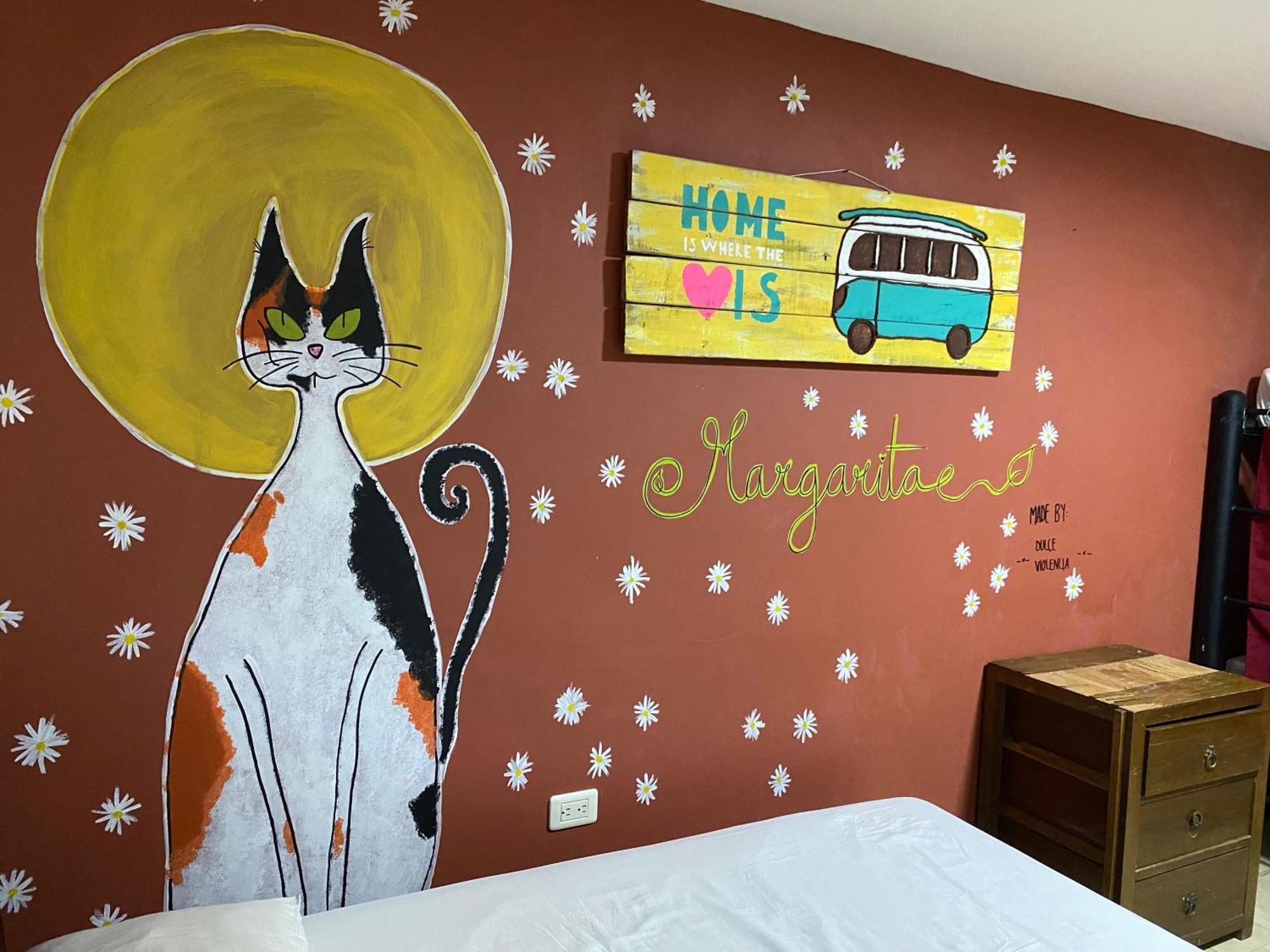The Pelican Larry Hostel Кали Екстериор снимка