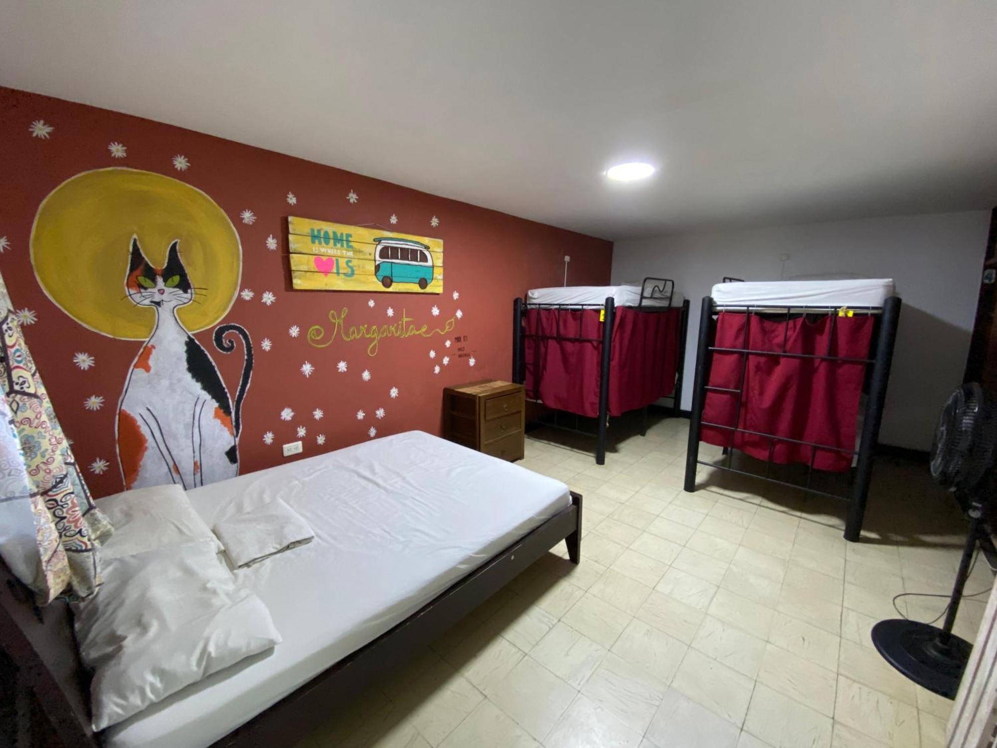The Pelican Larry Hostel Кали Екстериор снимка