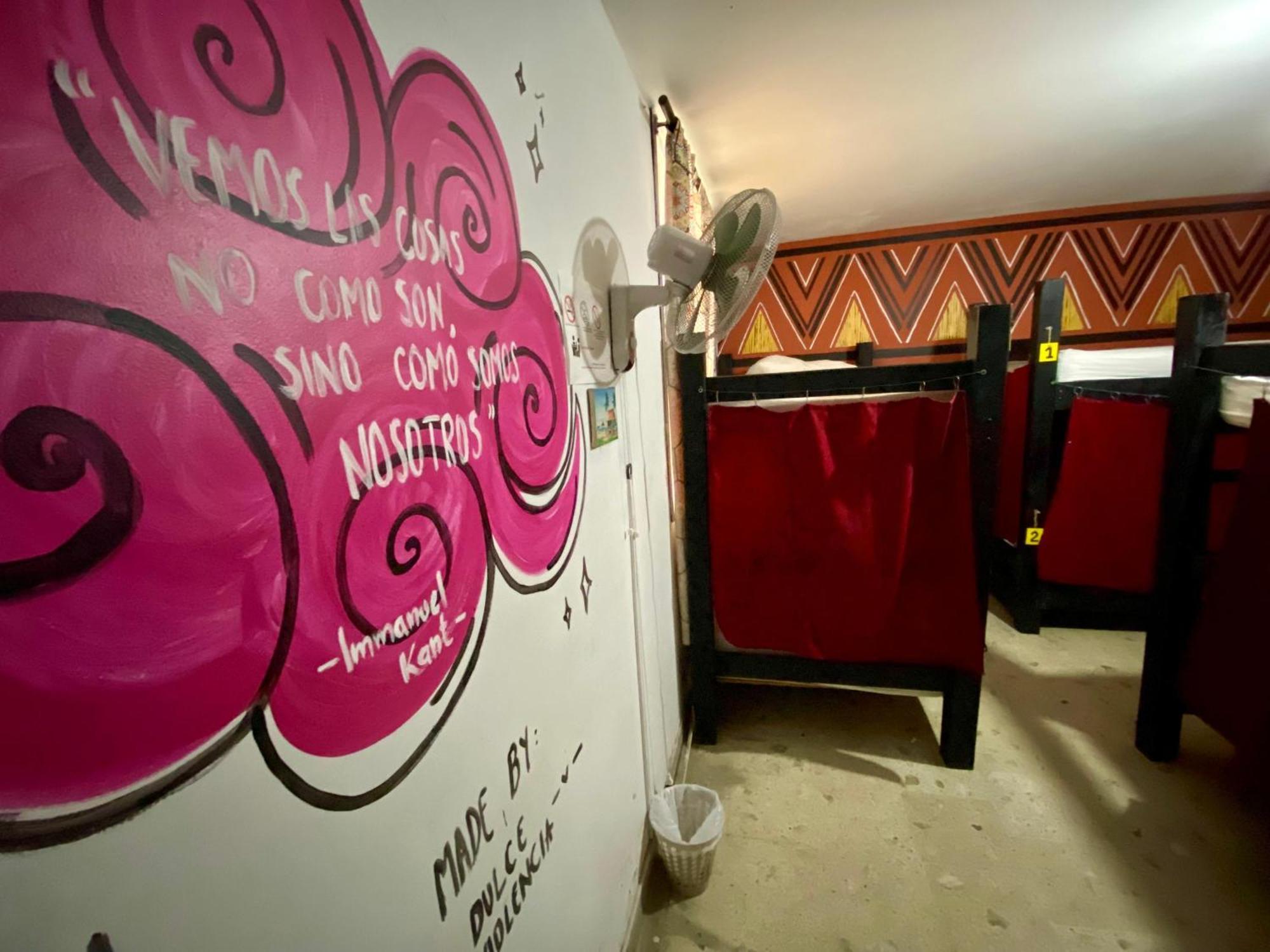 The Pelican Larry Hostel Кали Екстериор снимка