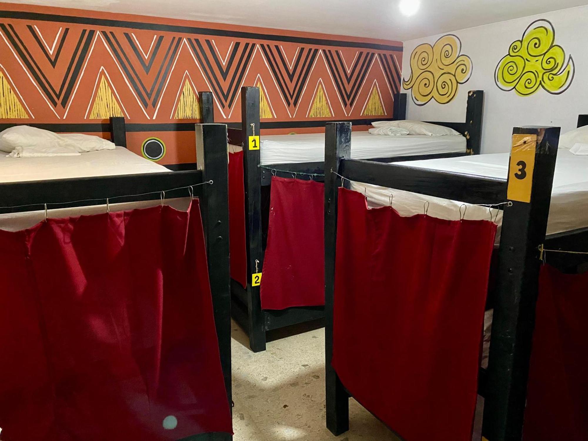 The Pelican Larry Hostel Кали Екстериор снимка
