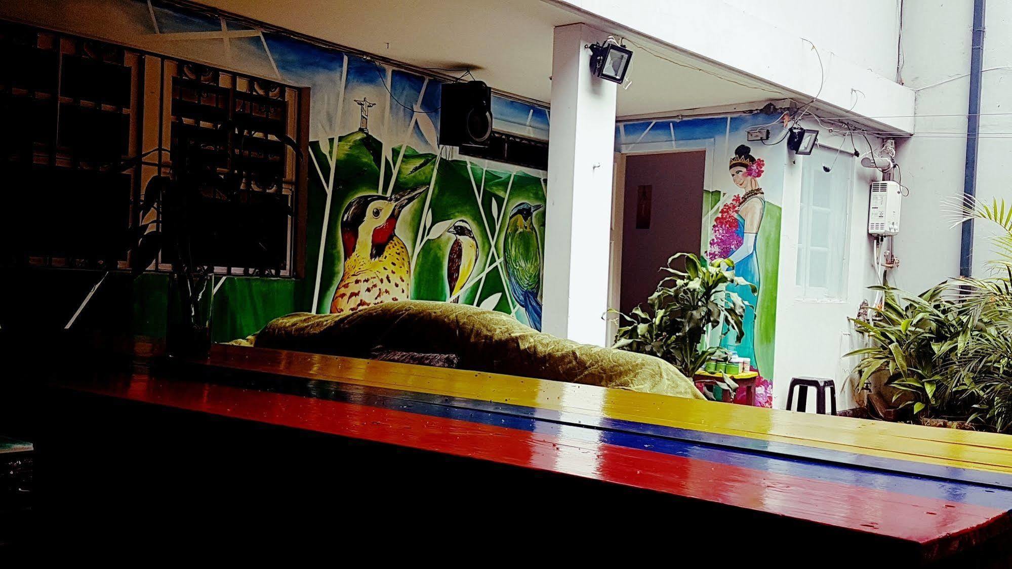 The Pelican Larry Hostel Кали Екстериор снимка