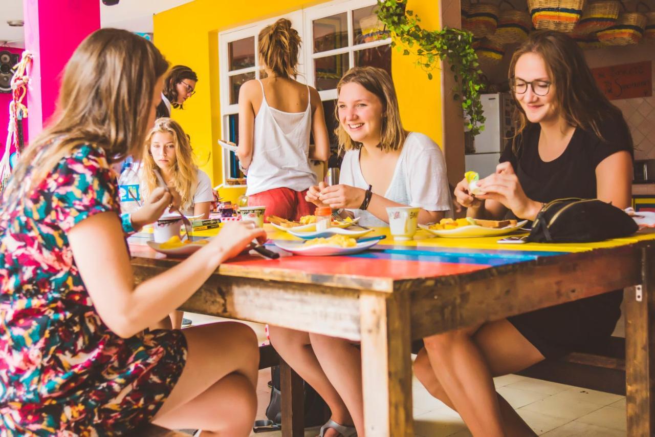 The Pelican Larry Hostel Кали Екстериор снимка