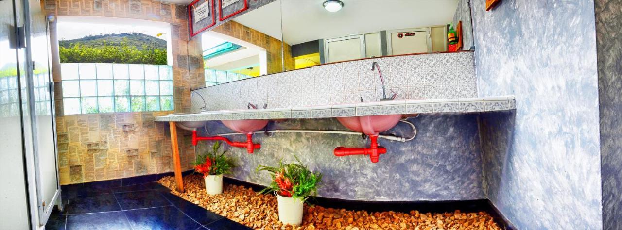 The Pelican Larry Hostel Кали Екстериор снимка